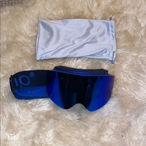 Blue reflective ski/snowboard goggles